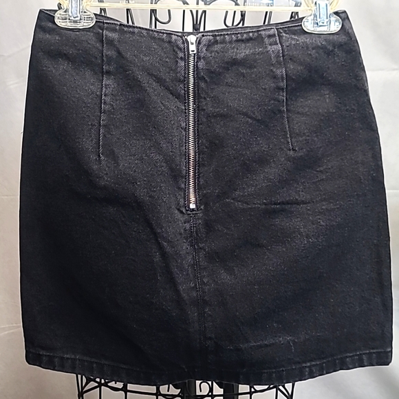 TOPSHOP Floral Embroidered Jean Skirt - Picture 4 of 7